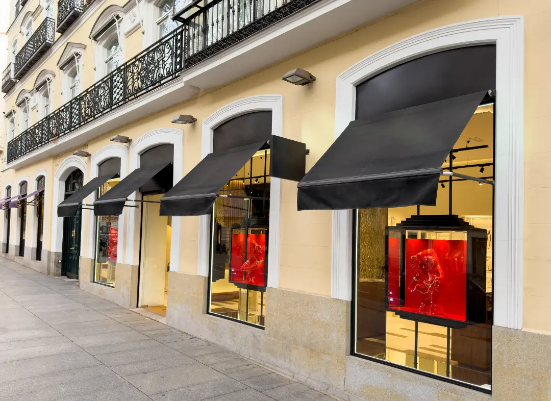 Façade vitrine de magasin en aluminium sur mesure à Le Rouret